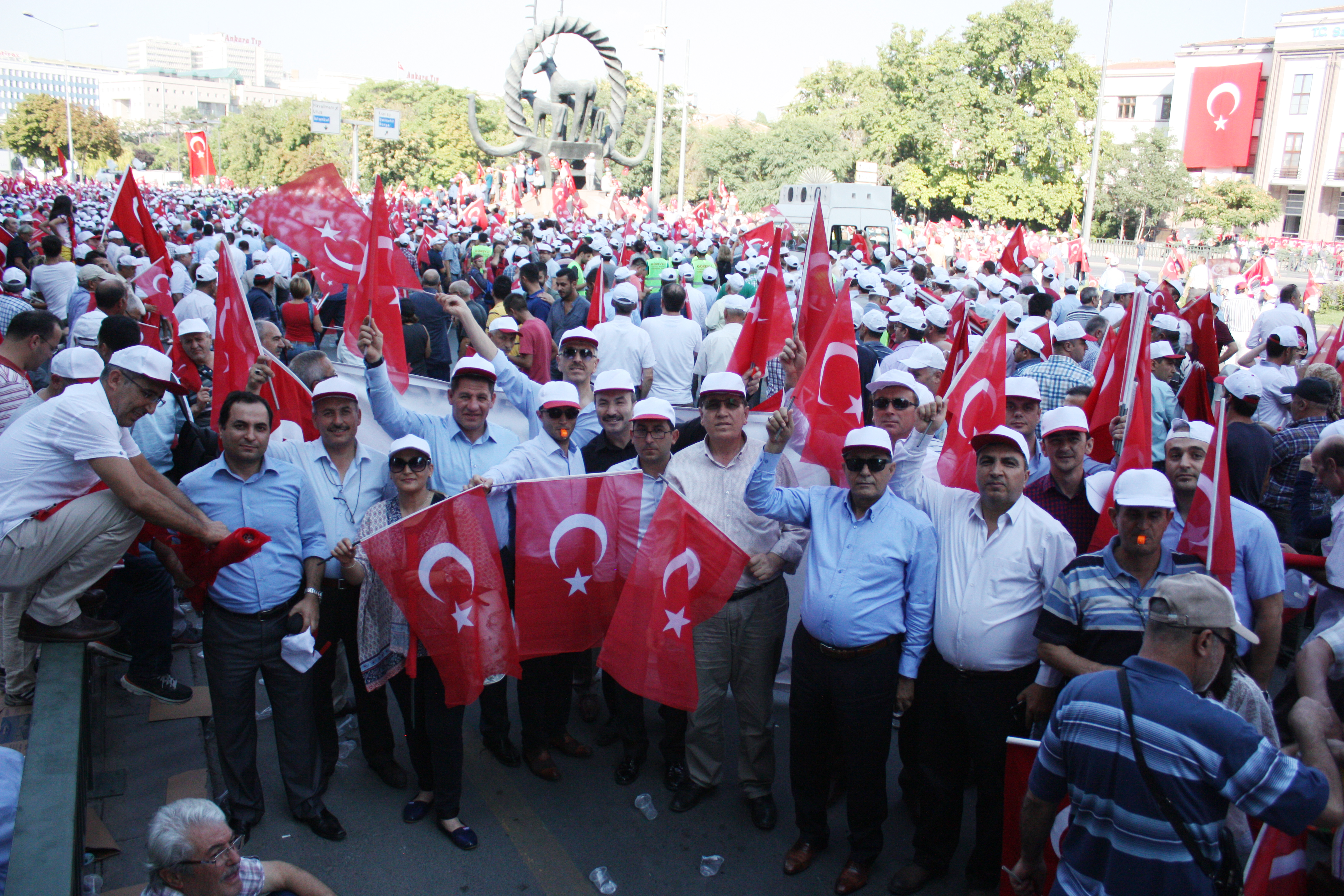 YÜZBİNLER “TERÖRE HAYIR KARDEŞLİĞE EVET” DEDİ